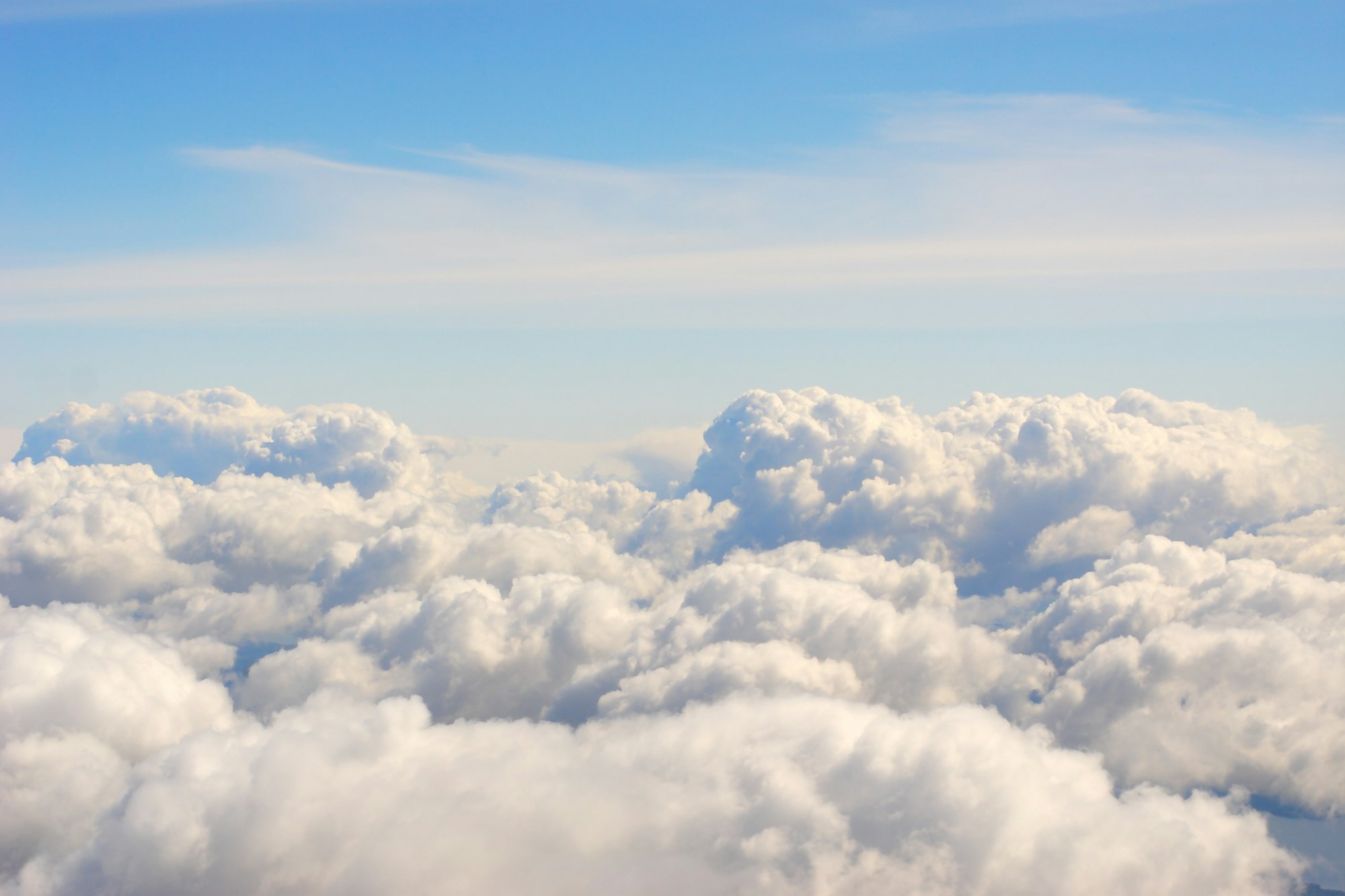 Wolkenlucht boven een wolkendek